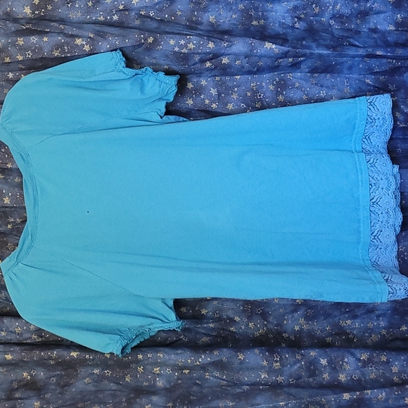 š3/$10 Gloria Vanderbilt Blue Cotton & Lace Blouse w/Elastic Ruffle Sleeves - Picture 6 of 13